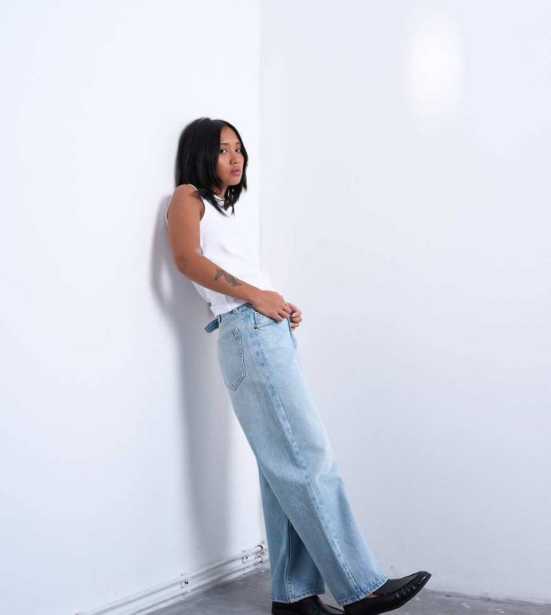 Topshop Petite - Locker geschnittene Jeans in verblichener Optik mit niedrigem Bund-Blau von Topshop Petite