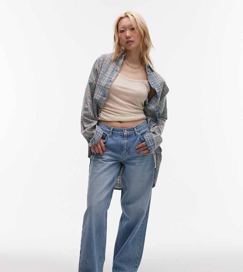 Topshop Petite - Locker geschnittene Jeans in verblichener Optik mit niedrigem Bund-Blau von Topshop Petite