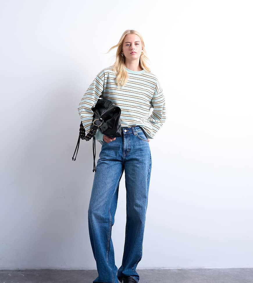 Topshop Tall - Locker geschnittene Jeans in Mittelblau mit niedrigem Bund und Schnallenriemen von Topshop Tall