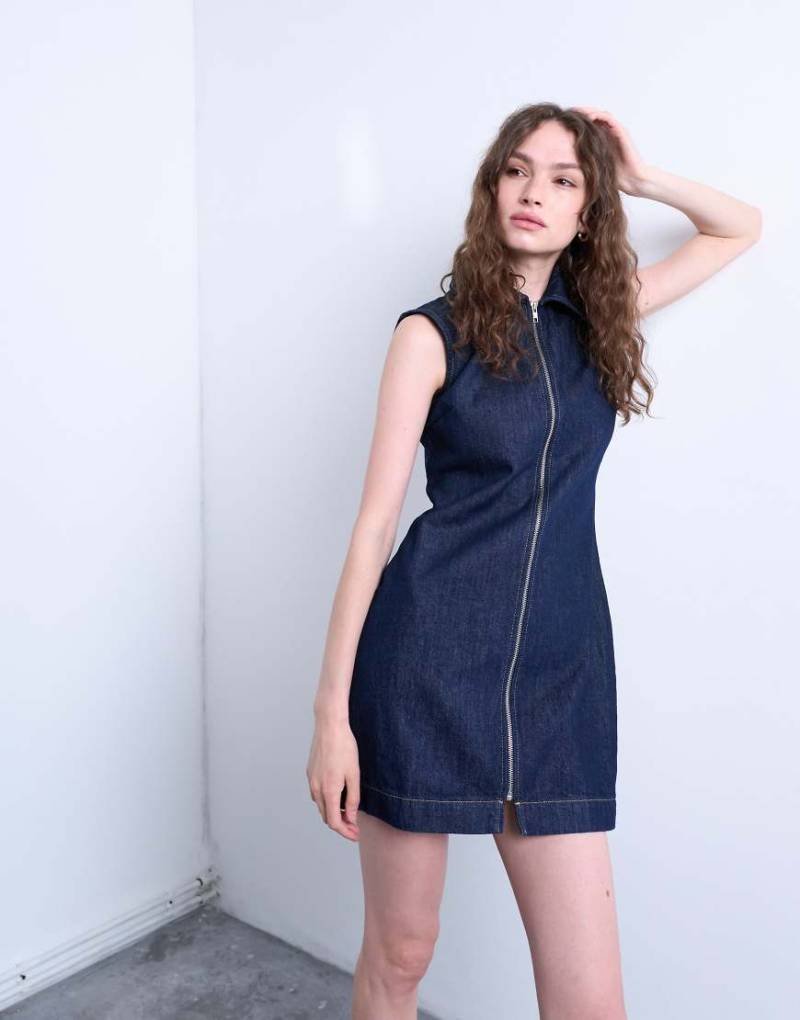 Topshop - Ärmelloses Jeanskleid in indigoblauer Rinse-Waschung mit Reißverschluss von Topshop