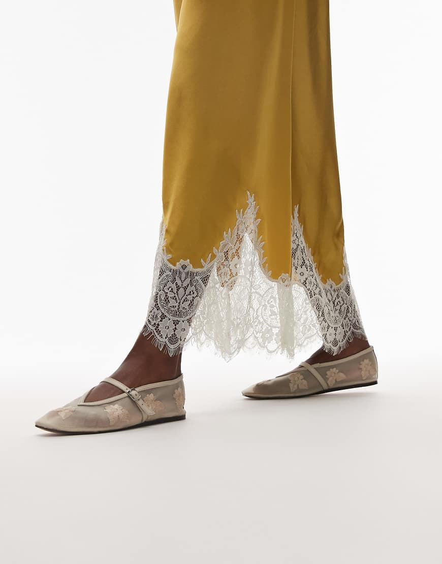 Topshop - Alex - Ballerinas in Wollweiß mit Blumenstickerei von Topshop