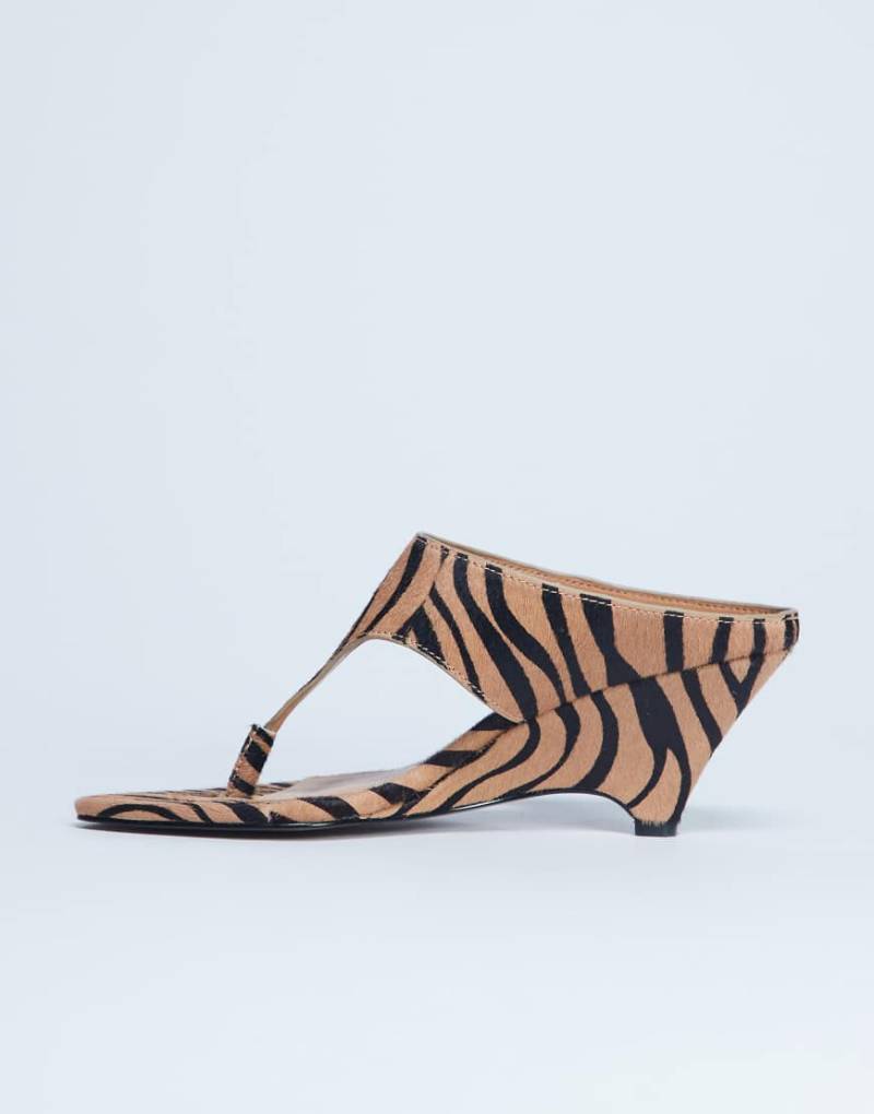 Topshop - Ally - Echtleder-Zehenstegsandalen aus Ponyfell mit Tigermuster und Keilabsatz-Brown von Topshop