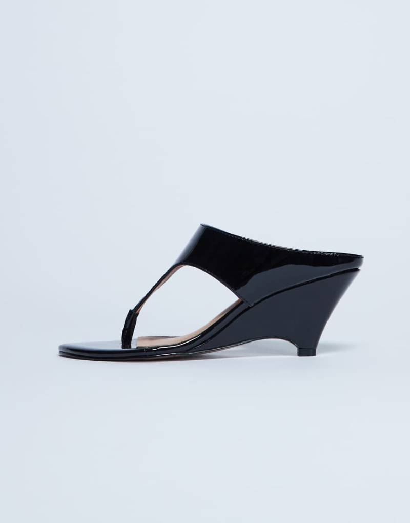 Topshop - Ally - Zehensteg-Sandalen in Schwarz mit Keilabsatz von Topshop