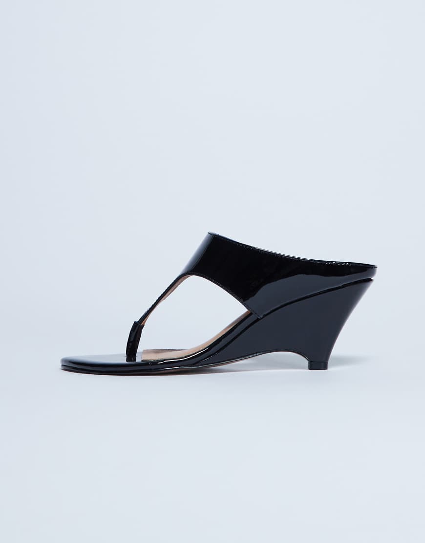 Topshop - Ally - Zehensteg-Sandalen in Schwarz mit Keilabsatz von Topshop