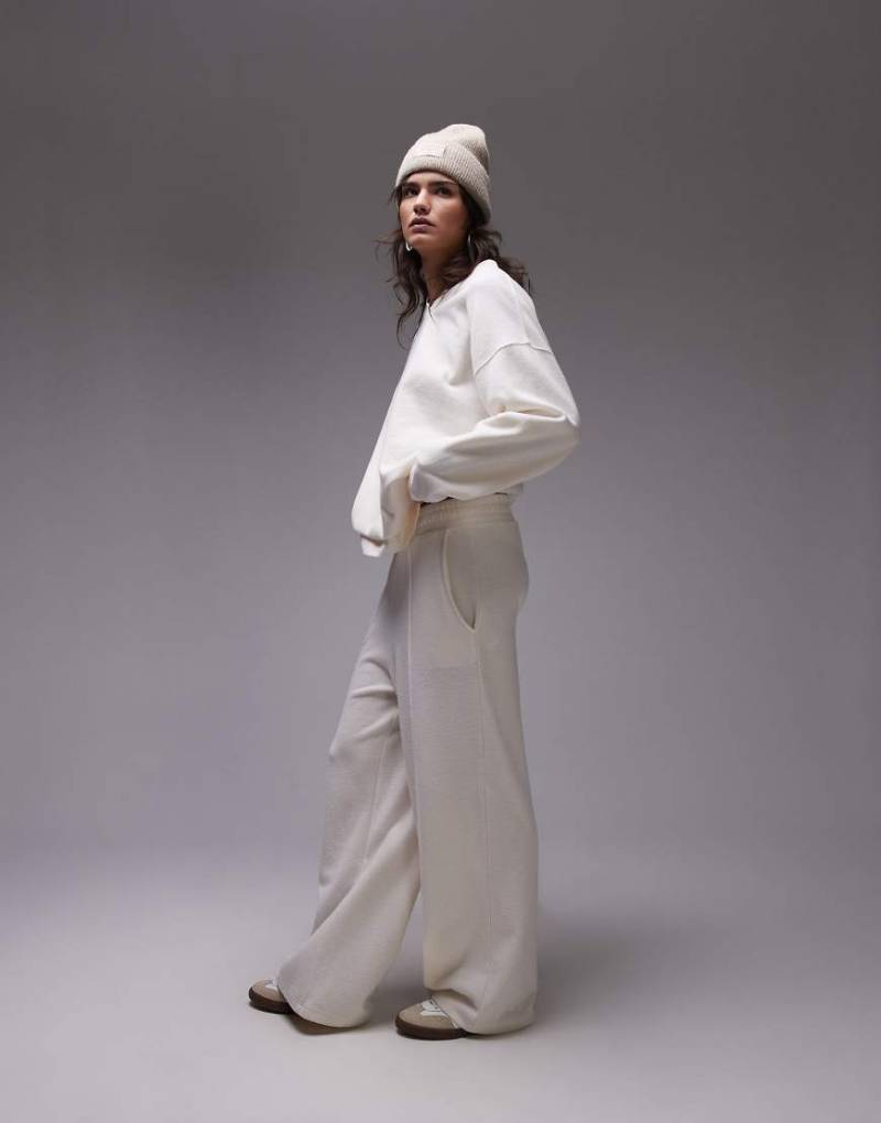 Topshop - Angeraute Jogginghose in Creme mit weitem Bein-Weiß von Topshop