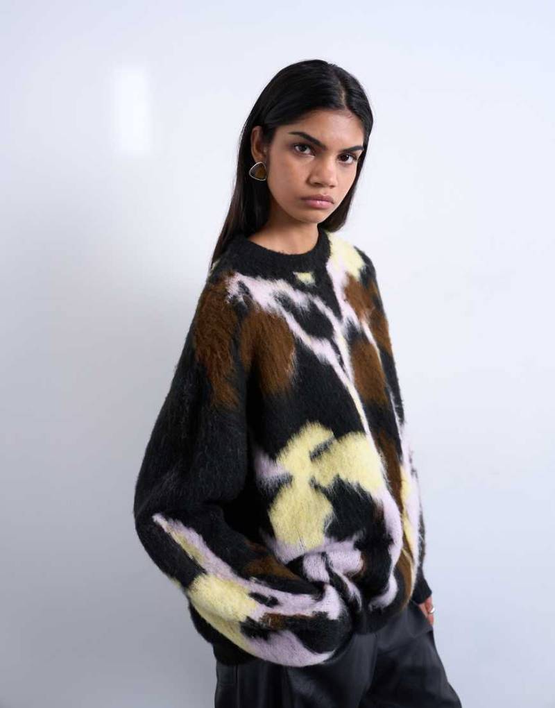 Topshop - Angerauter Strickpullover in Schwarz mit Blumenmotiv von Topshop