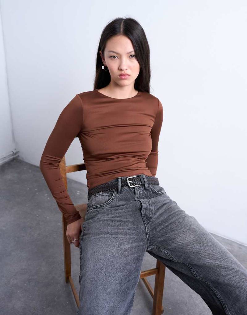 Topshop - Anschmiegsames, langärmliges Oberteil in Braun mit Rundhalsausschnitt-Brown von Topshop