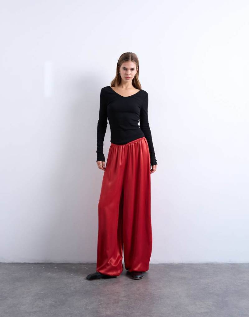 Topshop - Balloon-Fit-Hose aus Satin in Rot von Topshop