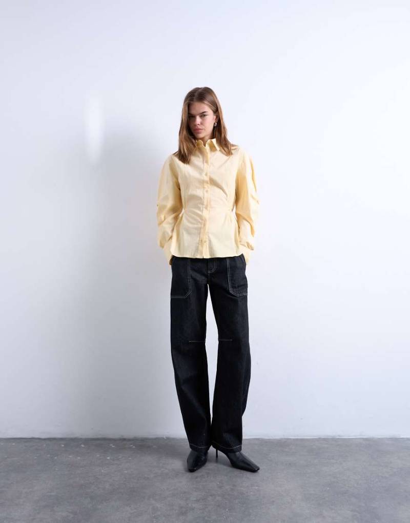 Topshop - Barrel-Jeans in Schwarz mit Rinse-Waschung und Utility-Tasche von Topshop