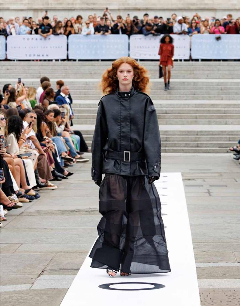 Topshop - Bauschige, kurze Bomberjacke aus Kunstleder in Schwarz mit Gürtel Topshop - Bauschige, kurze Bomberjacke aus Kunstleder in Schwarz mit Gürtel von Topshop