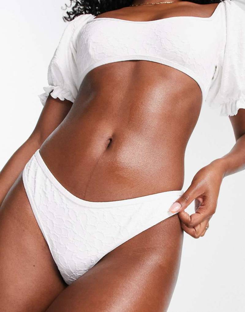 Topshop - Bikinihose in Weiß mit Blumenstruktur und hohem Beinausschnitt von Topshop
