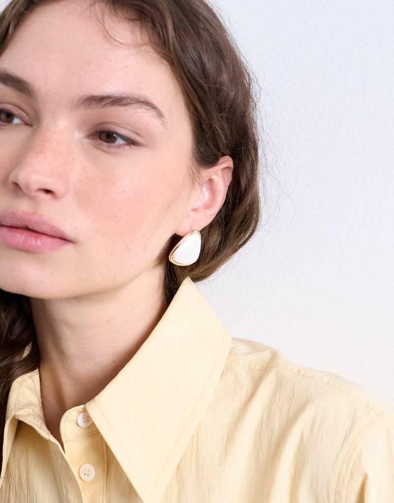 Topshop - Bobbi - Dreieckige goldfarbene Ohrstecker mit Perlmutt-Design von Topshop