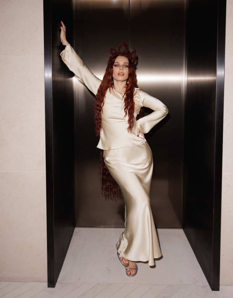 Topshop - Bodenlanger Maxirock in Buttermilchgelb mit Schrägschnitt-Weiß von Topshop