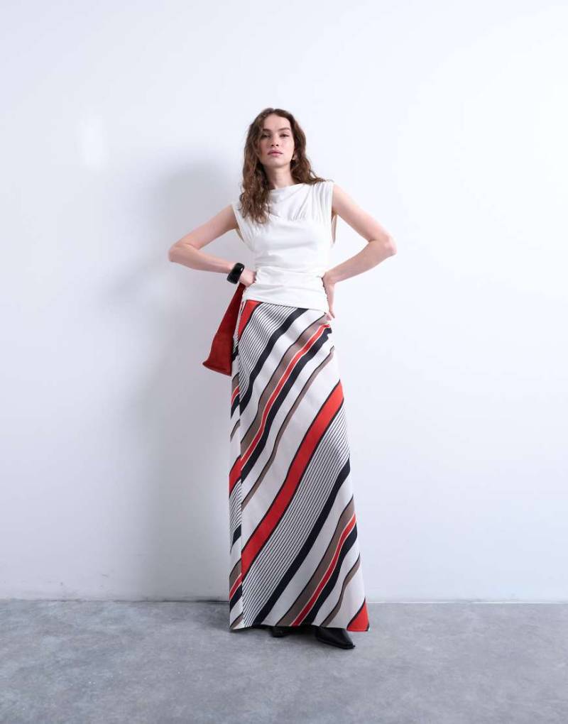 Topshop - Bodenlanger Maxirock mit Schrägschnitt und Streifenmuster in Rot und Weiß-Bunt von Topshop
