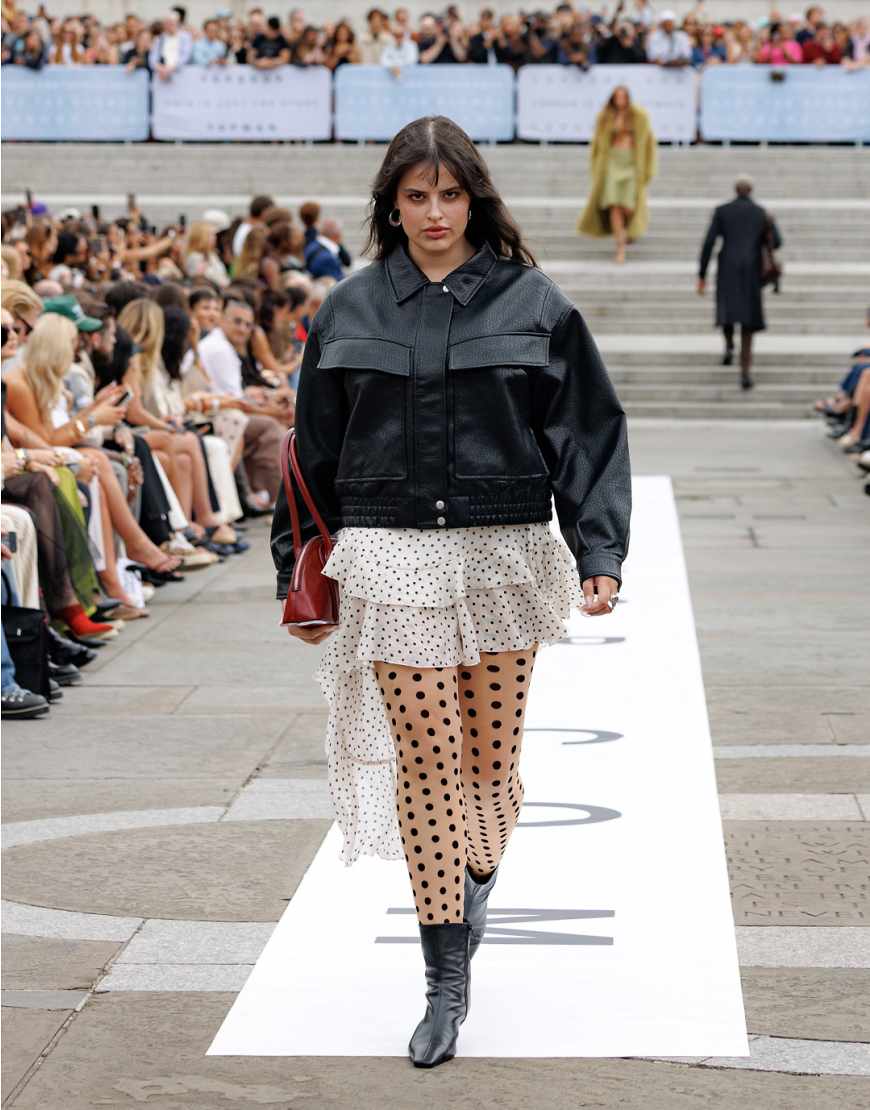 Topshop - Bomberjacke aus Kunstleder in Schwarz mit kastigem Ballonschnitt und Reißverschluss Topshop - Bomberjacke aus Kunstleder in Schwarz mit kastigem Ballonschnitt und Reißverschluss von Topshop