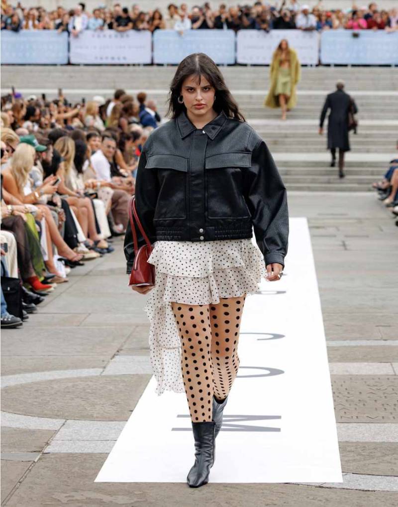 Topshop - Bomberjacke aus Kunstleder in Schwarz mit kastigem Ballonschnitt und Reißverschluss Topshop - Bomberjacke aus Kunstleder in Schwarz mit kastigem Ballonschnitt und Reißverschluss von Topshop