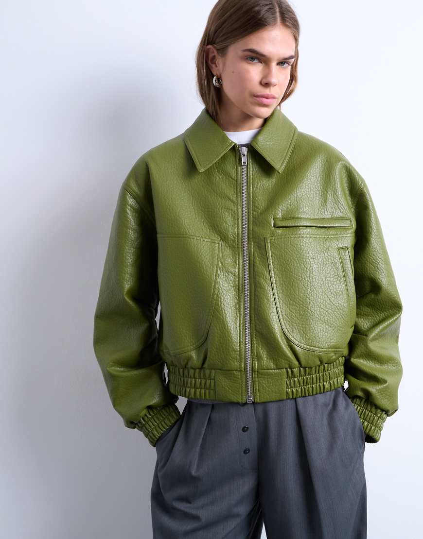 Topshop - Bomberjacke mit Cropped-Schnitt aus strukturiertem Kunstleder in Grün von Topshop