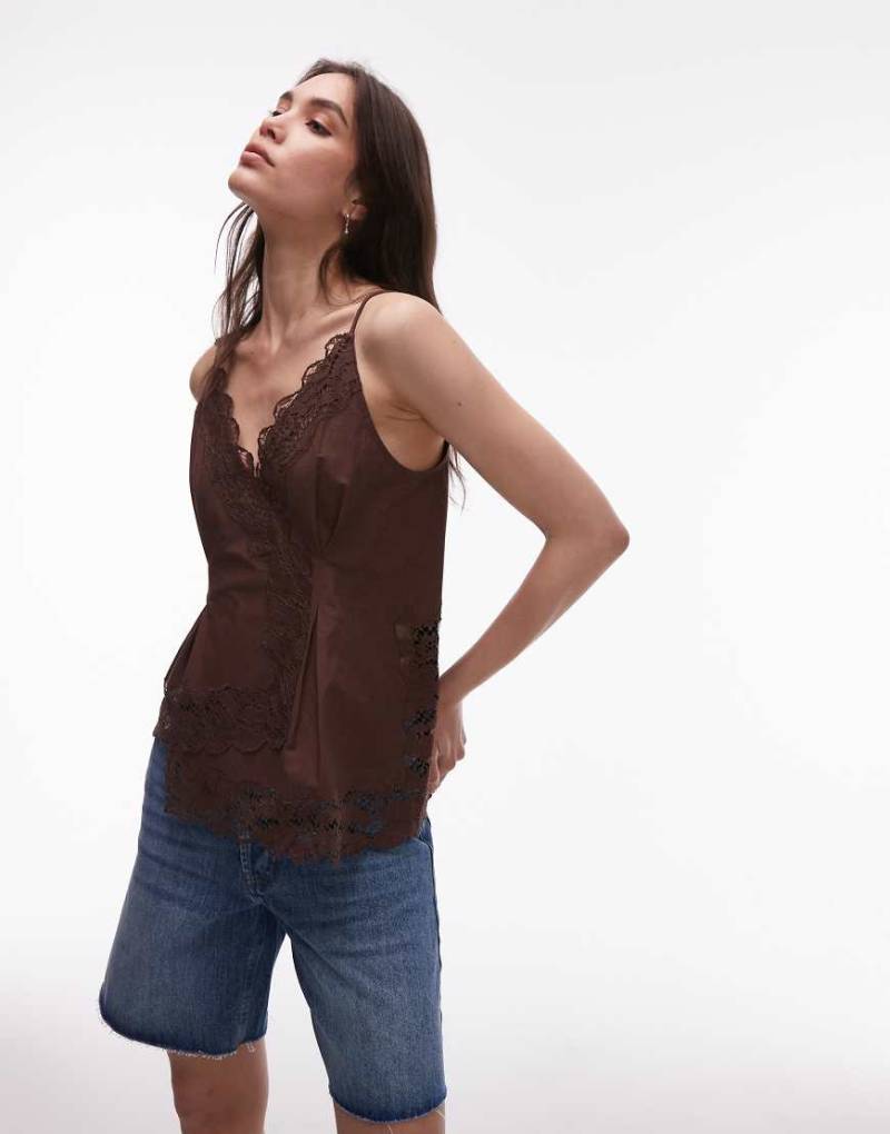 Topshop - Camisole aus Spitze in Schokobraun mit asymmetrischem Saum von Topshop