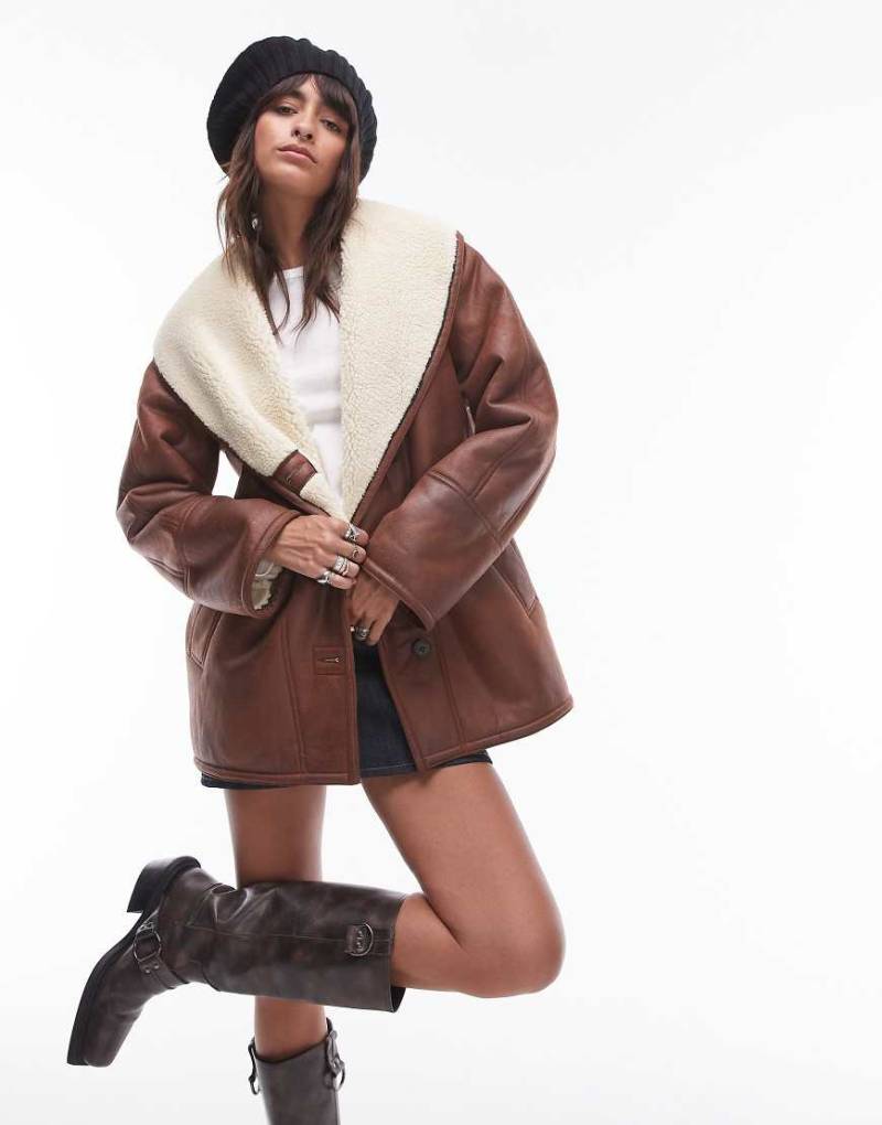 Topshop - Car-Coat aus Kunstleder in Hellbraun mit Super-Oversize-Schnitt und Lammfellimitat von Topshop