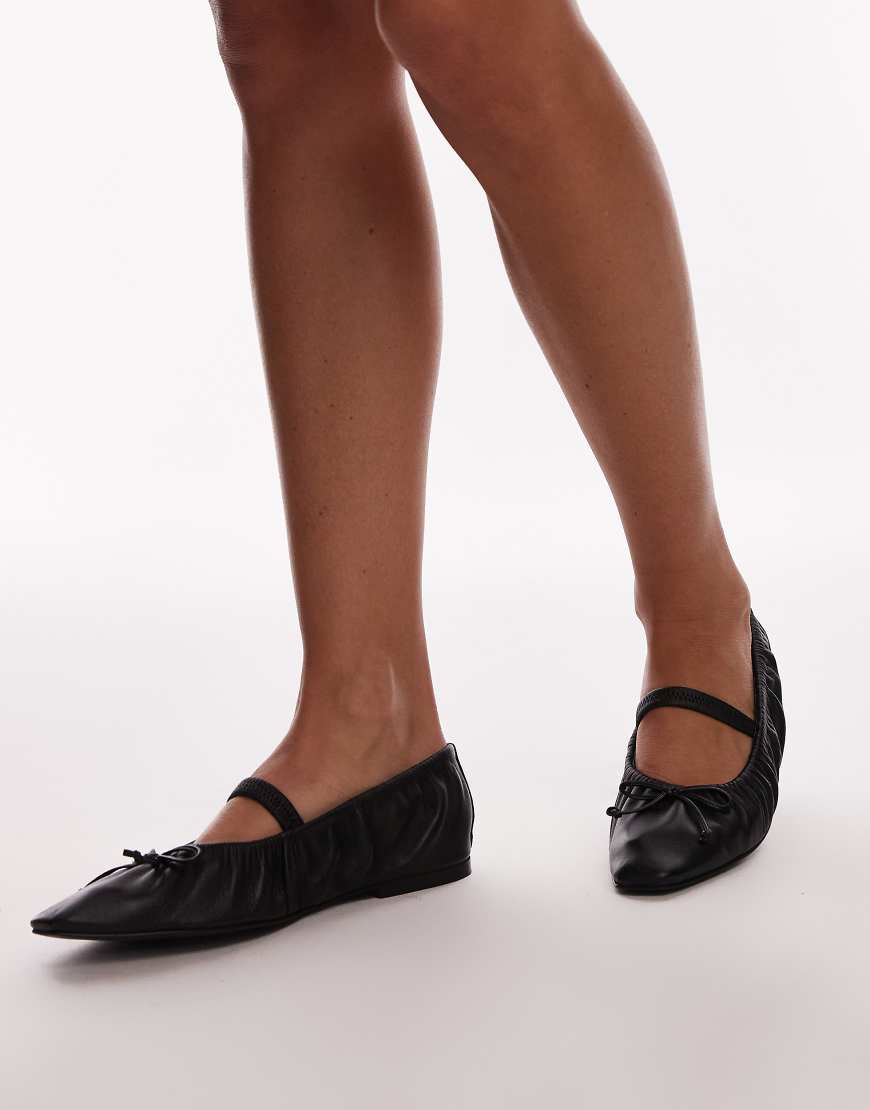 Topshop - Chia - Geraffte Ballerinas aus Leder in Schwarz mit Riemen von Topshop