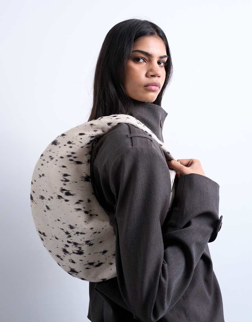 Topshop - Cian - U-förmige Handtasche aus echtem Wildleder mit Dalmatinermuster-Schwarz von Topshop