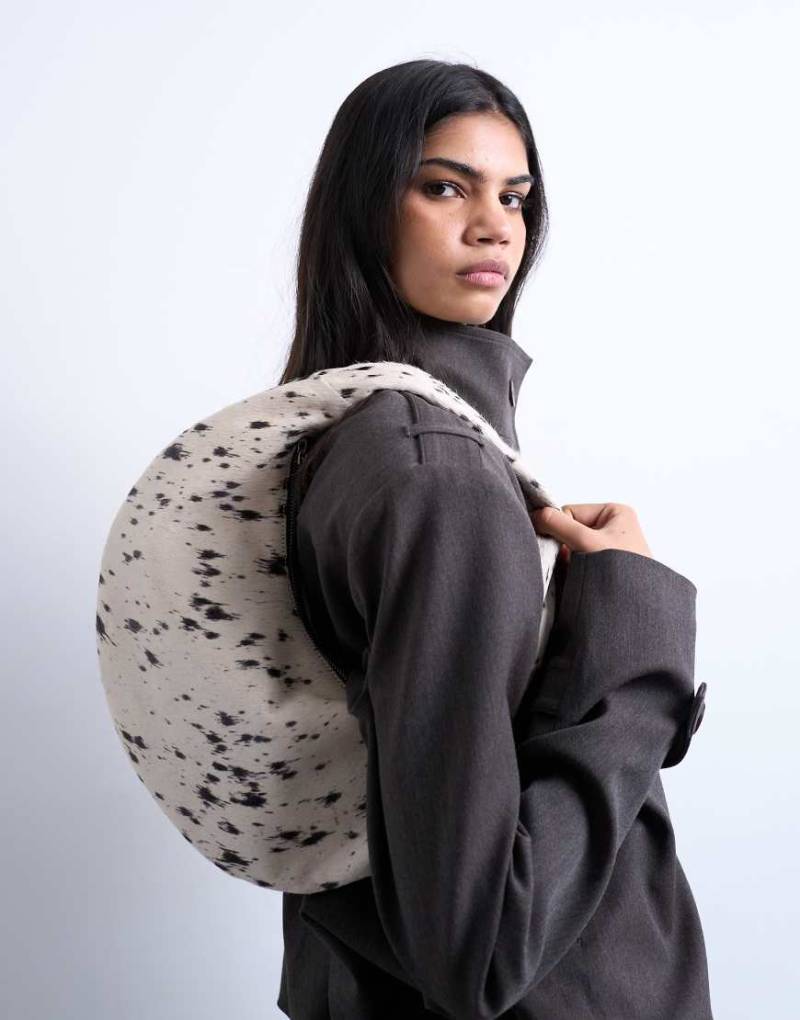 Topshop - Cian - U-förmige Handtasche aus echtem Wildleder mit Dalmatinermuster-Schwarz von Topshop