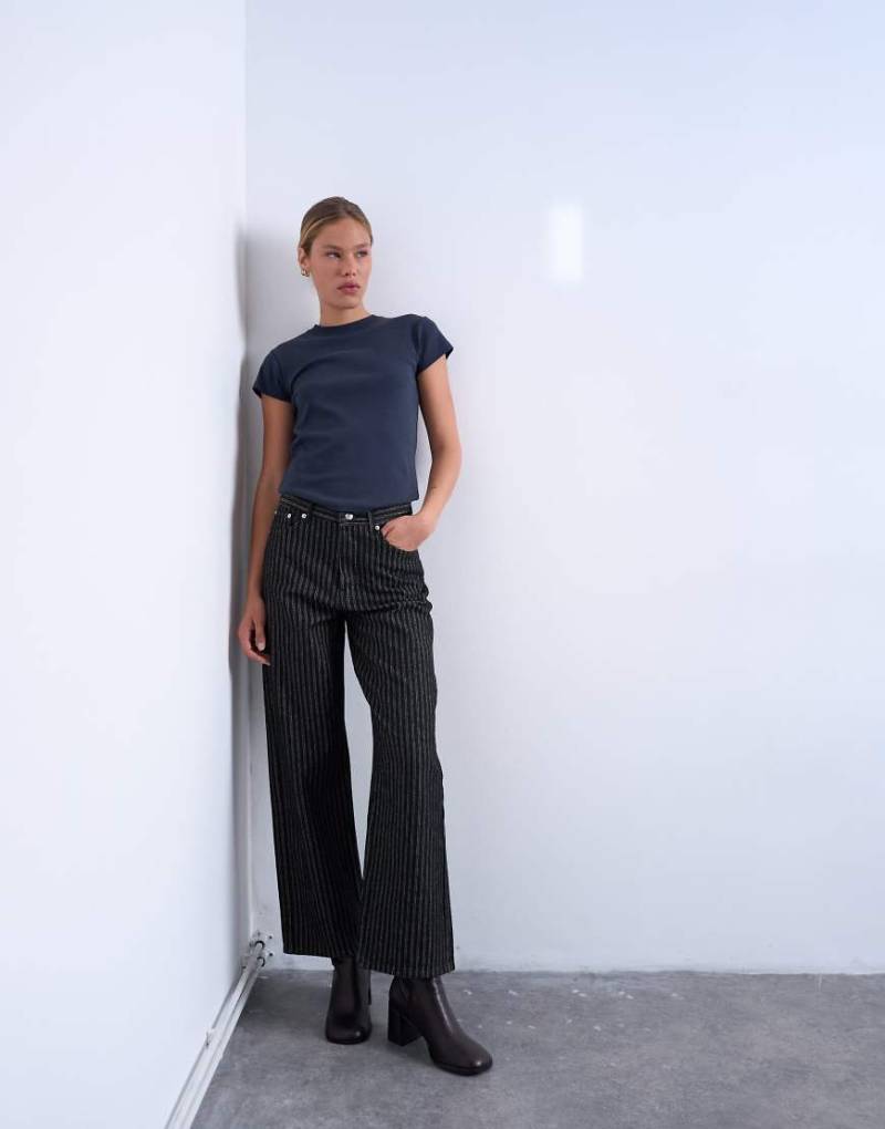 Topshop - Column - Straight Jeans in gestreiftem Schwarz mit mittelhohem Bund von Topshop