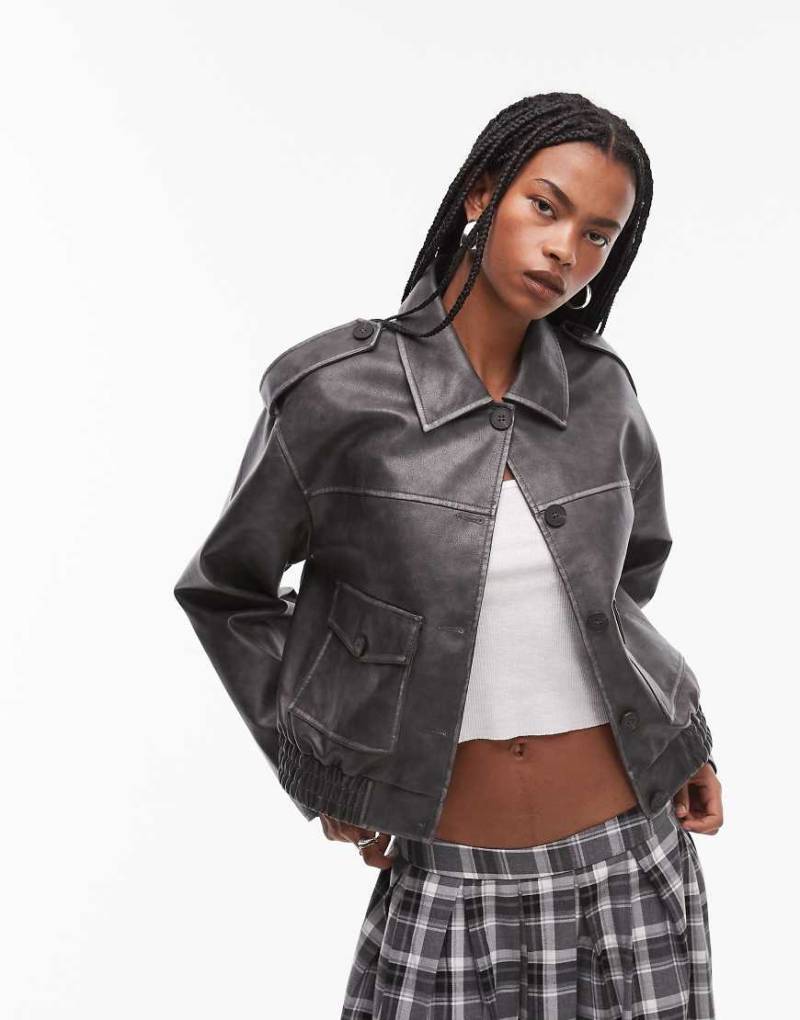 Topshop - Cropped Bomberjacke in gewaschenem Schwarz aus Kunstleder mit Knopfleiste und aufgesetzter Tasche-Braun von Topshop