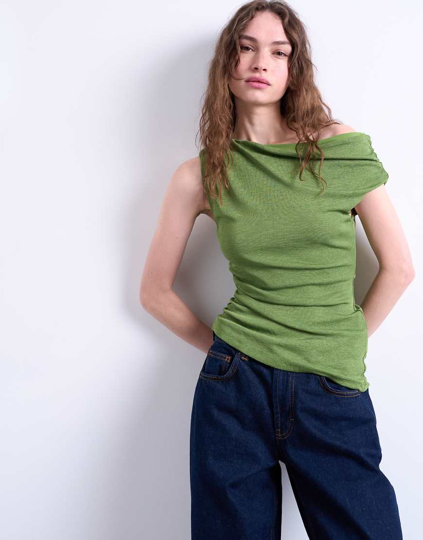 Topshop - Drapiertes Oberteil in Grün mit asymmetrischer Schulterpartie Topshop - Drapiertes Oberteil in Grün mit asymmetrischer Schulterpartie von Topshop