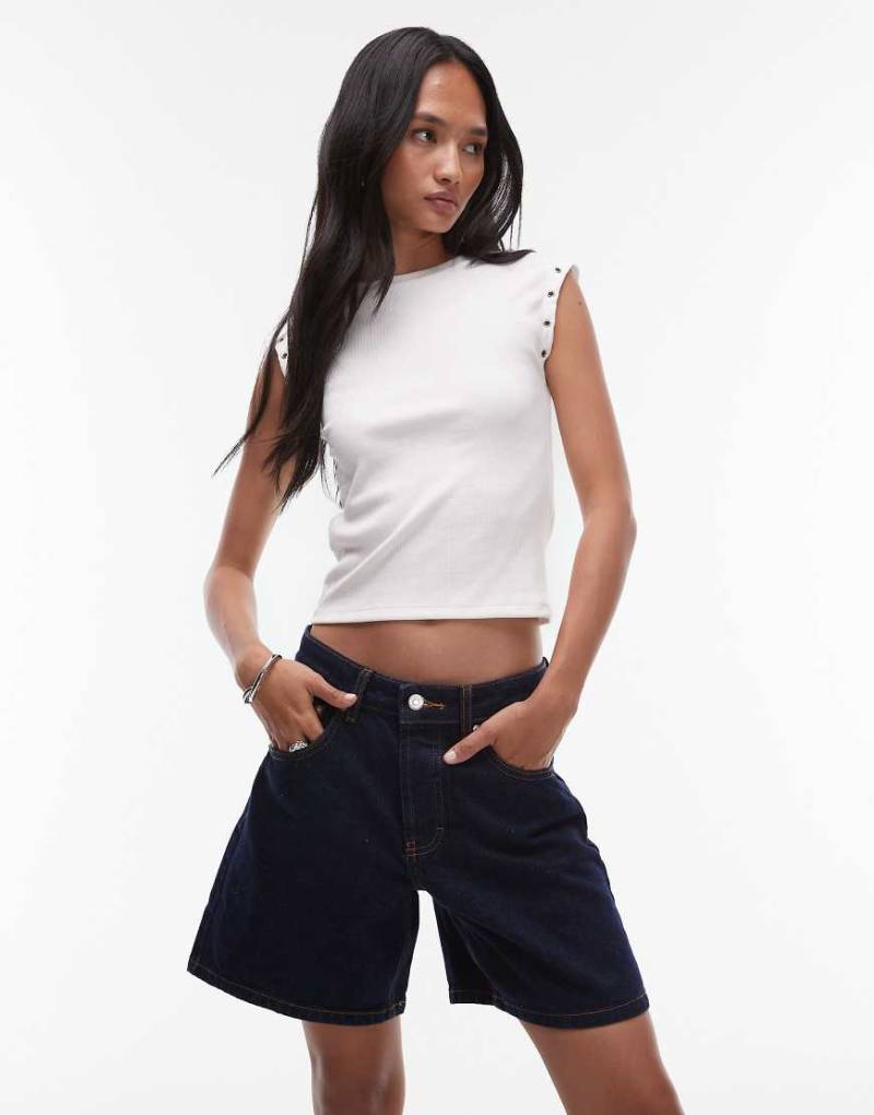 Topshop - Editor - Jeans-Shorts in ungebleichter indigoblauer Waschung von Topshop