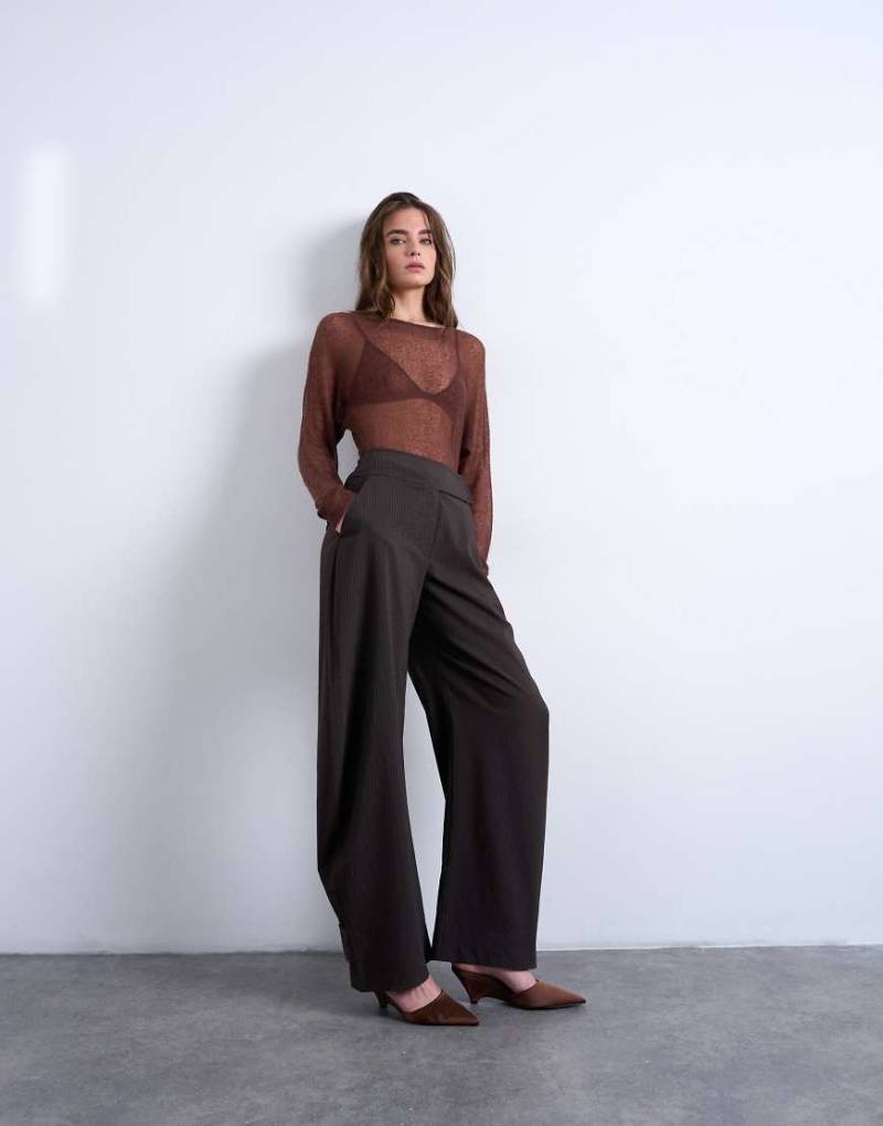 Topshop - Elegante gestreifte Hose mit abgerundetem Beinschnitt in Braun-Brown von Topshop