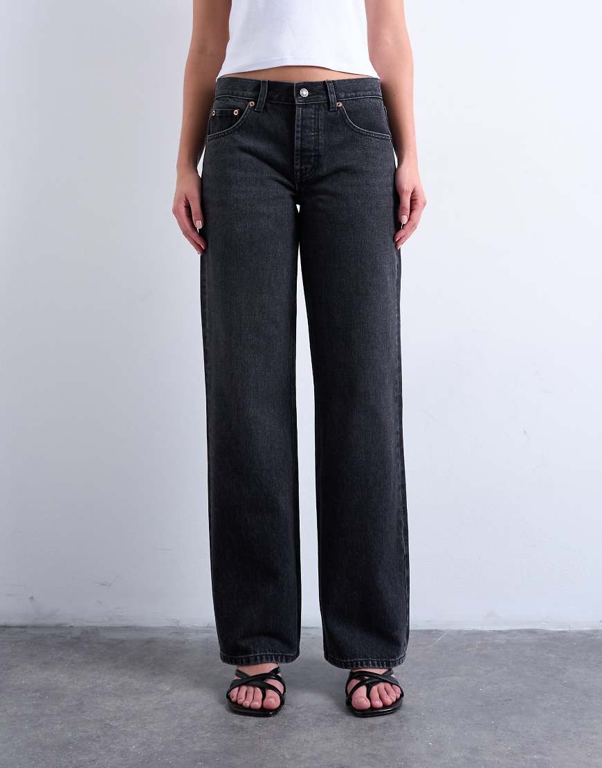 Topshop - Ember - Jeans mit geradem Schnitt und niedrigem Bund in verwaschenem Schwarz von Topshop
