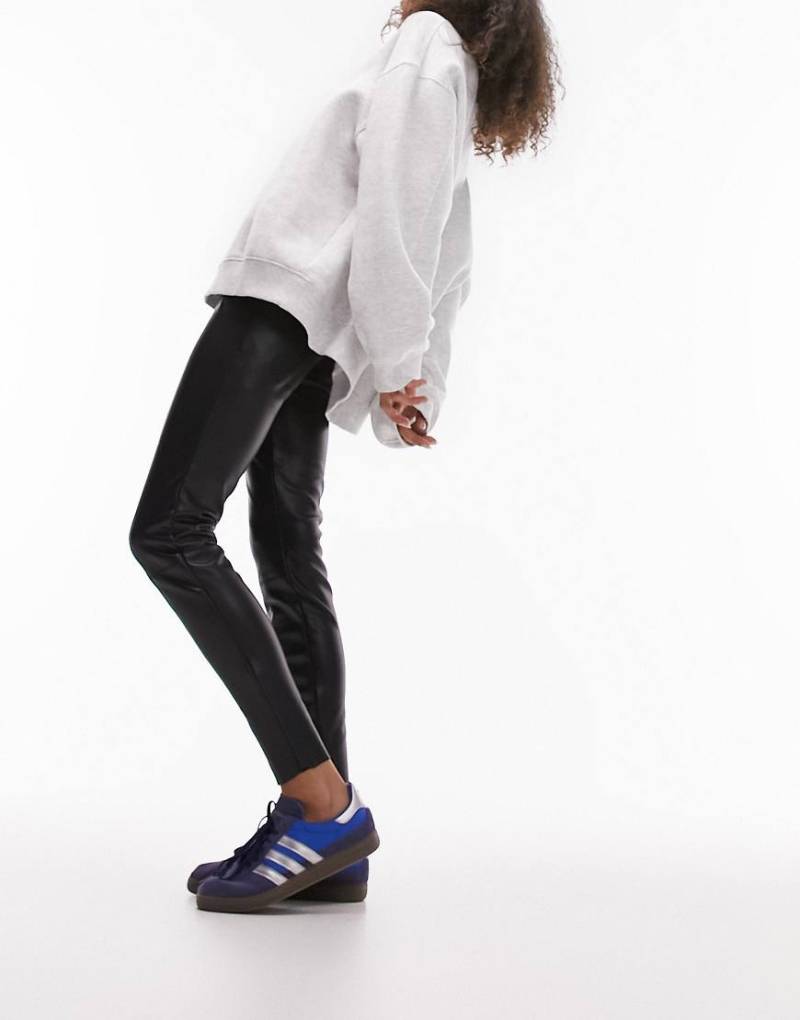 Topshop - Eng geschnittene Kunstlederhose in Schwarz von Topshop