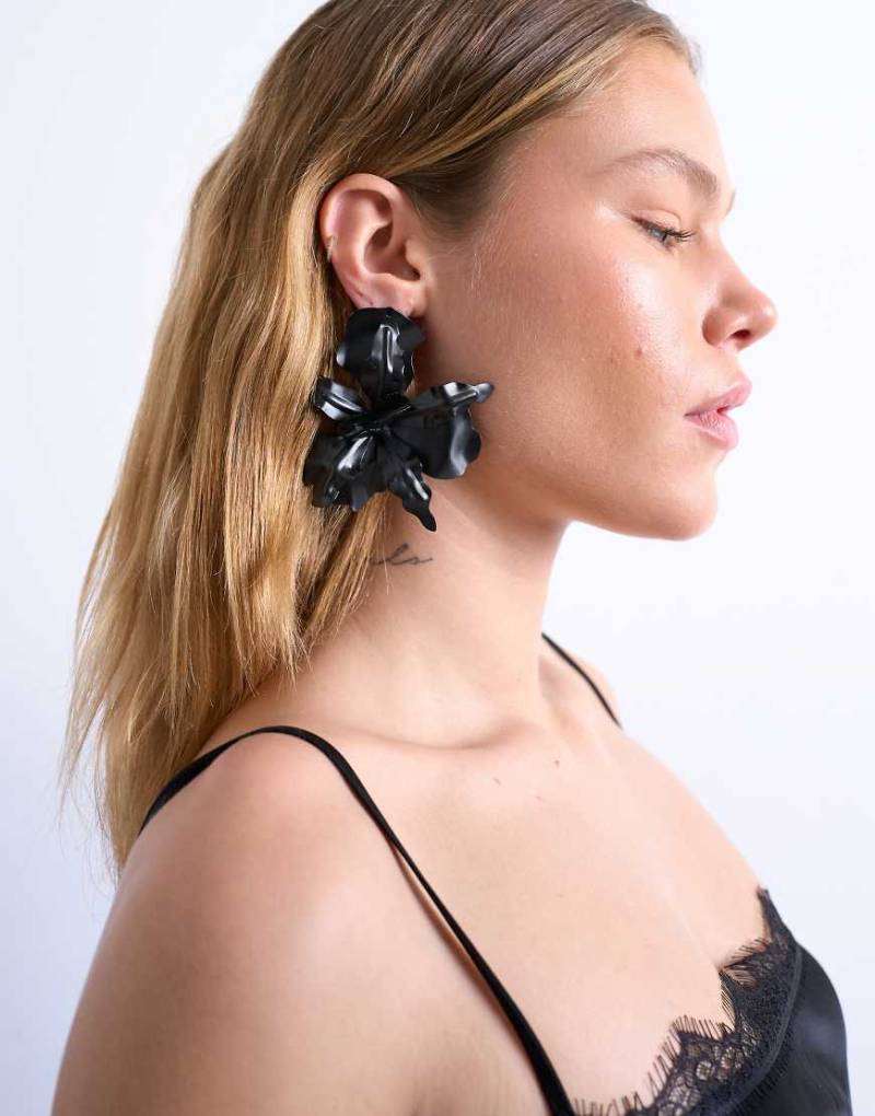 Topshop - Erika - Florale Statement-Ohrringe in Schwarz von Topshop