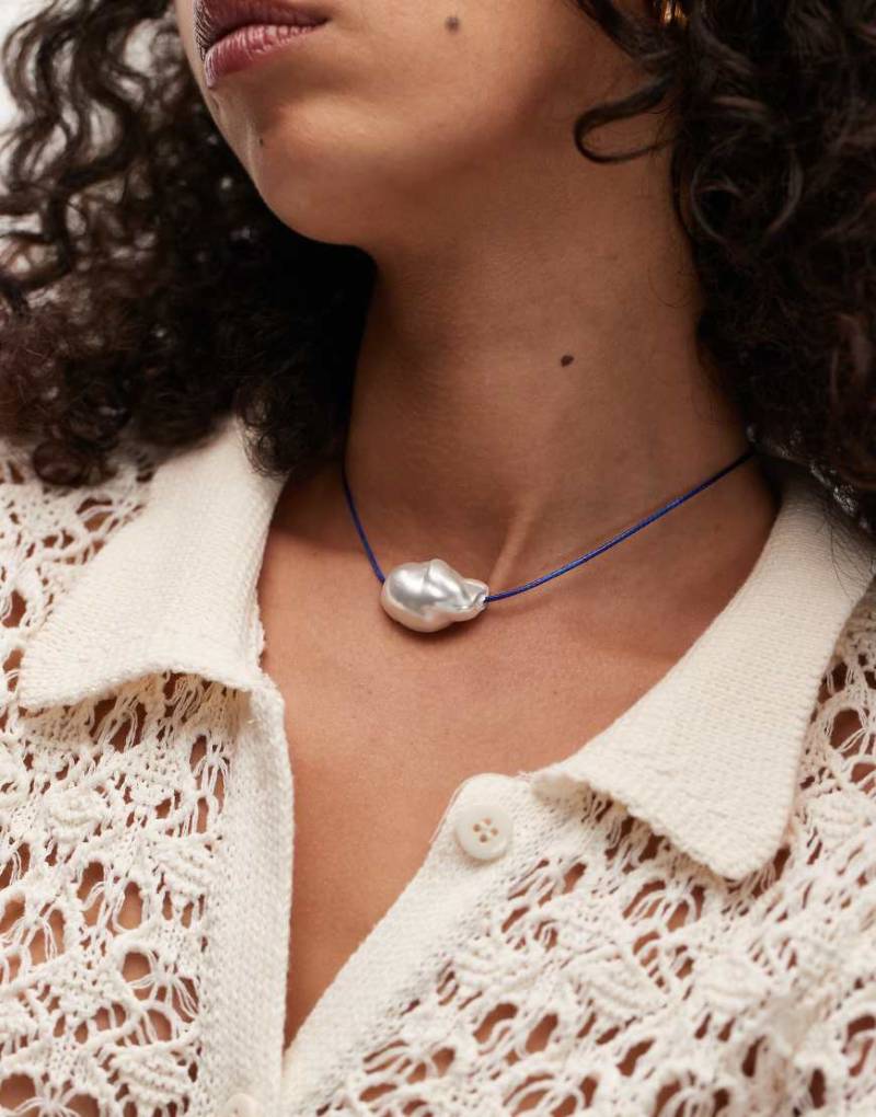 Topshop - Fern - Choker-Halskette in Kobaltblau mit Perlenanhänger von Topshop