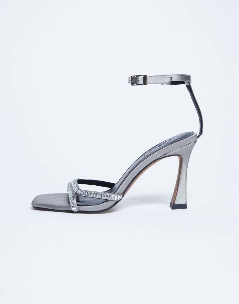 Topshop - Fifi - Verzierte Sandalen in Silber mit ausgestelltem Absatz von Topshop