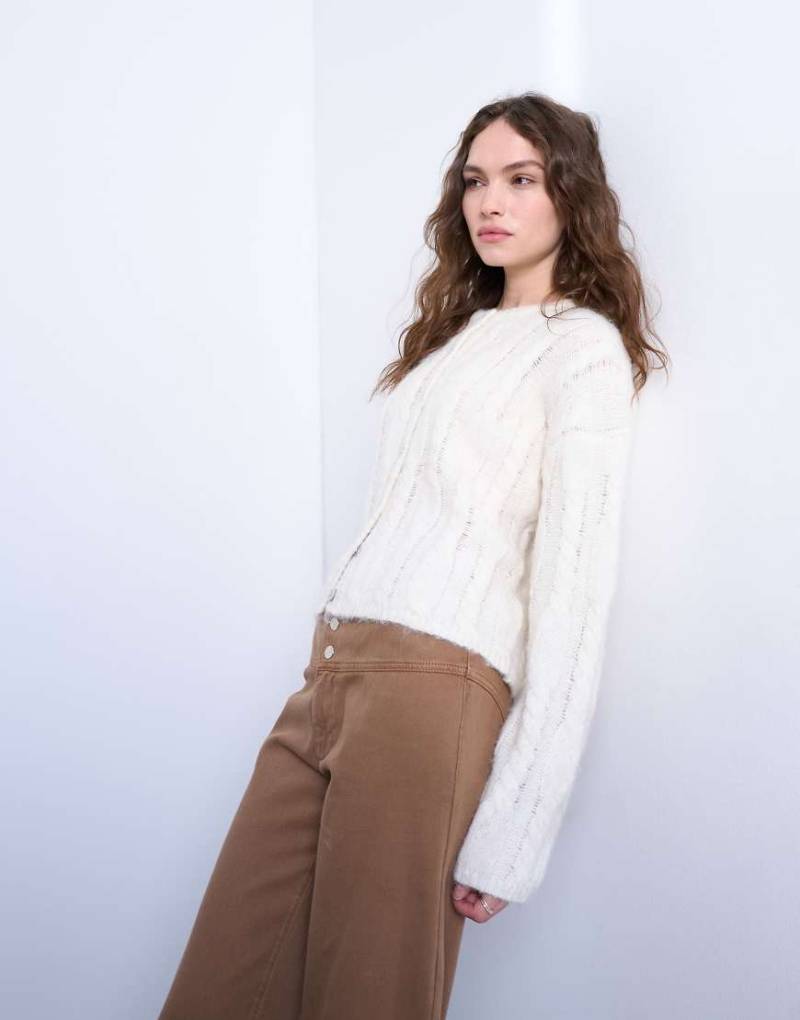 Topshop - Flauschige Strickjacke in Cremeweiß mit Zopfmuster-Blau Topshop - Flauschige Strickjacke in Cremeweiß mit Zopfmuster-Blau von Topshop