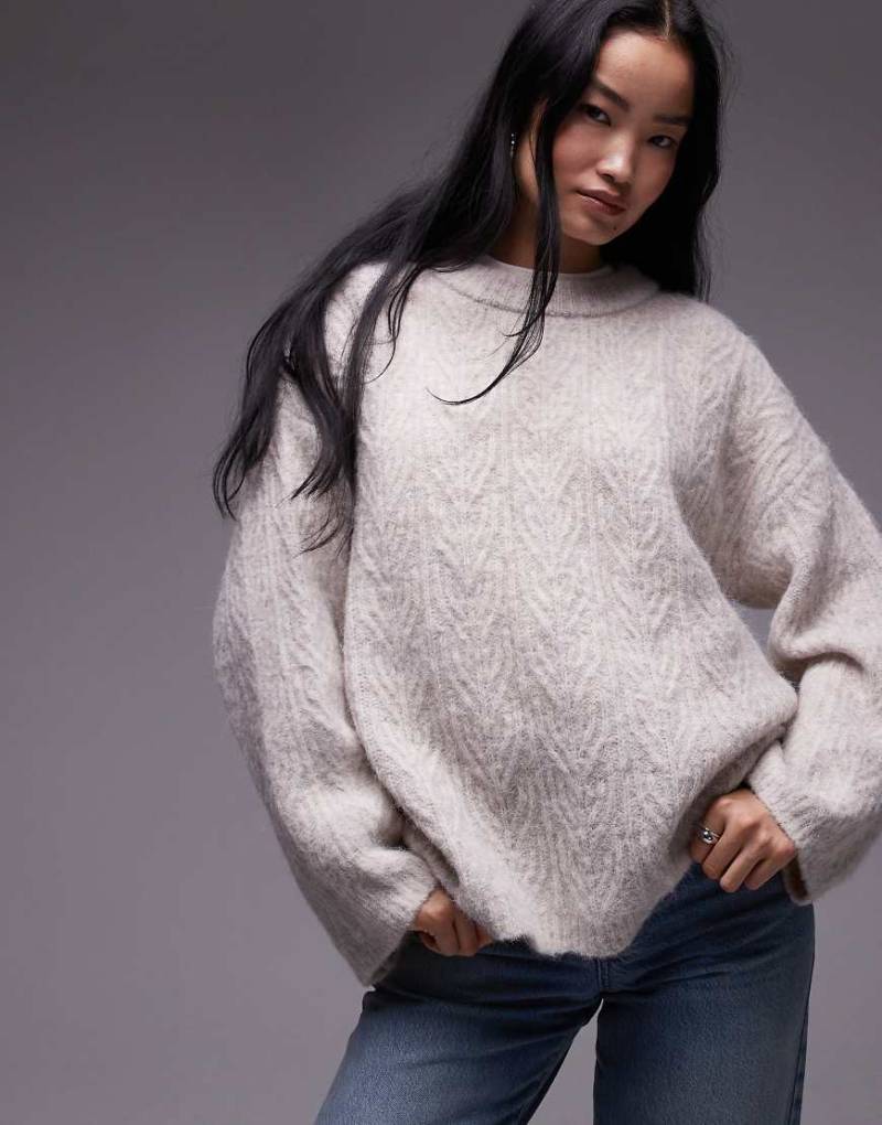 Topshop - Flauschiger Oversize-Strickpullover in Hellbeige mit Zopfmuster-Neutral von Topshop
