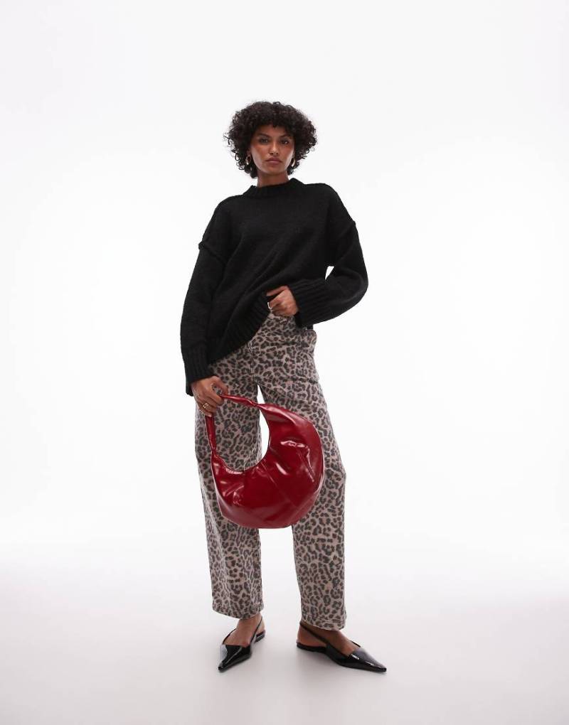 Topshop - Flauschiger Oversize-Strickpullover in Schwarz mit Rundhalsausschnitt, geripptem Detail und freiliegender Naht-Braun von Topshop