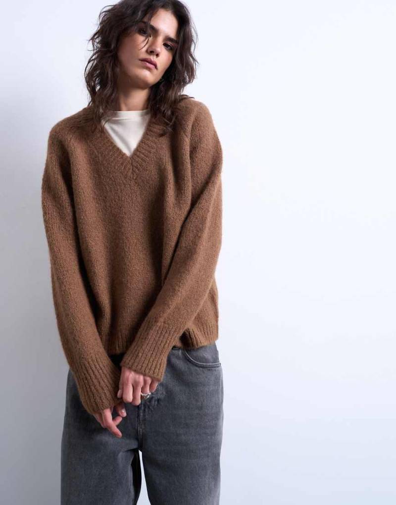 Topshop - Flauschiger Strickpullover aus Wollmix in Braun mit V-Ausschnitt-Brown von Topshop