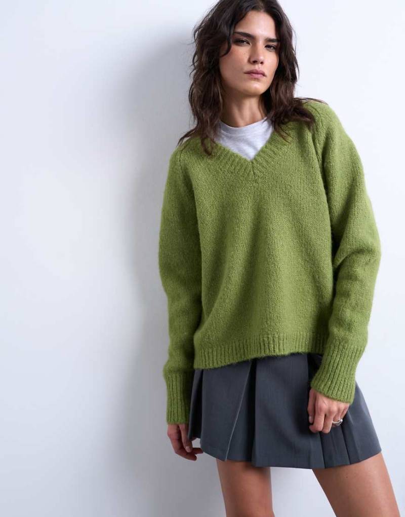 Topshop - Flauschiger Strickpullover aus Wollmix in Grün mit V-Ausschnitt von Topshop