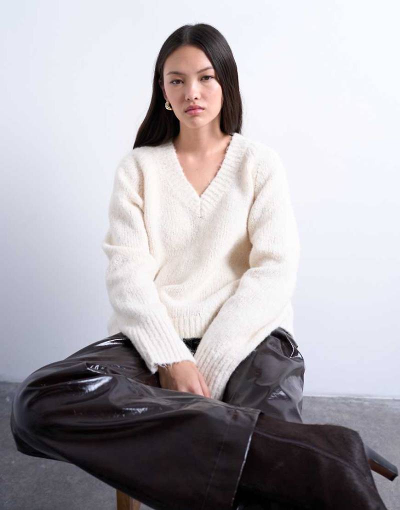 Topshop - Flauschiger Strickpullover aus Wollmix in Weiß mit V-Ausschnitt von Topshop