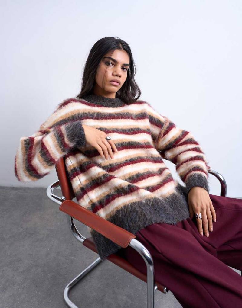 Topshop - Flauschiger Strickpullover mit Streifen in neutraler Farbe und Burgunderrot von Topshop