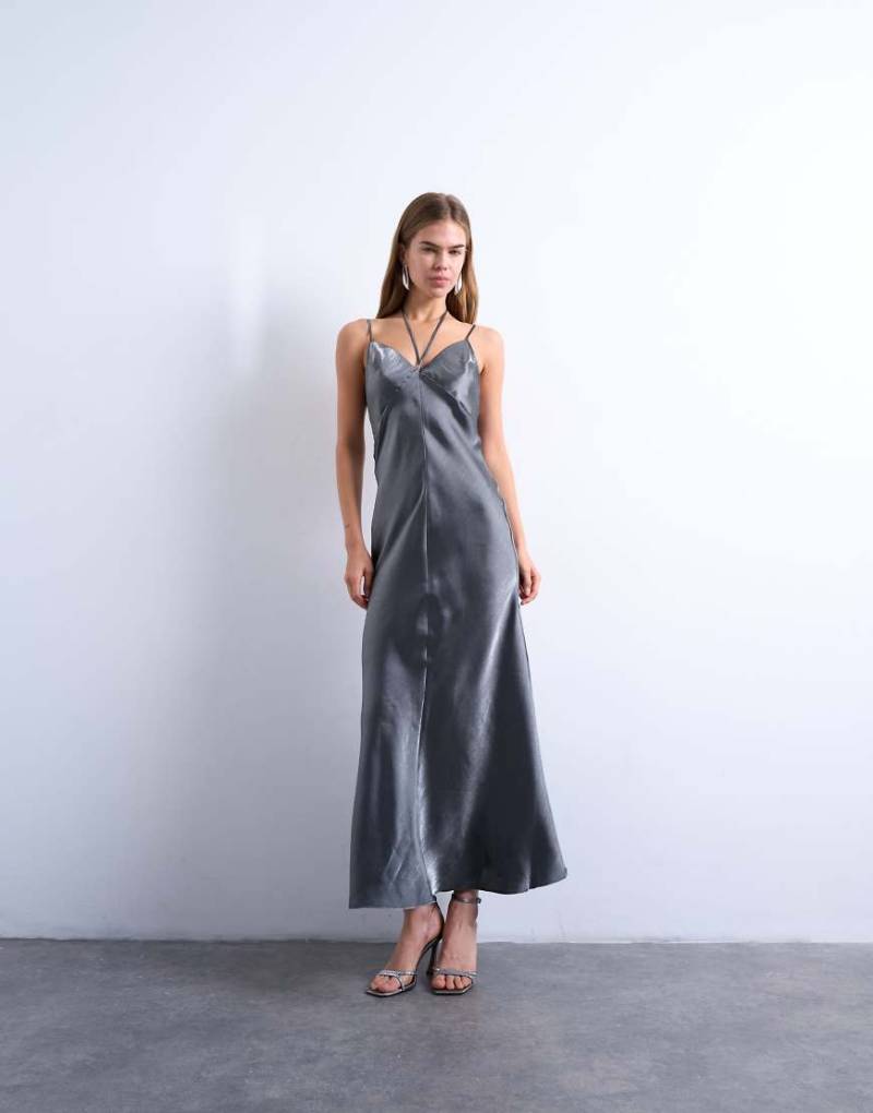 Topshop - Fließendes Neckholder-Maxikleid in Metallic-Silber mit Riemchenträgern Topshop - Fließendes Neckholder-Maxikleid in Metallic-Silber mit Riemchenträgern von Topshop