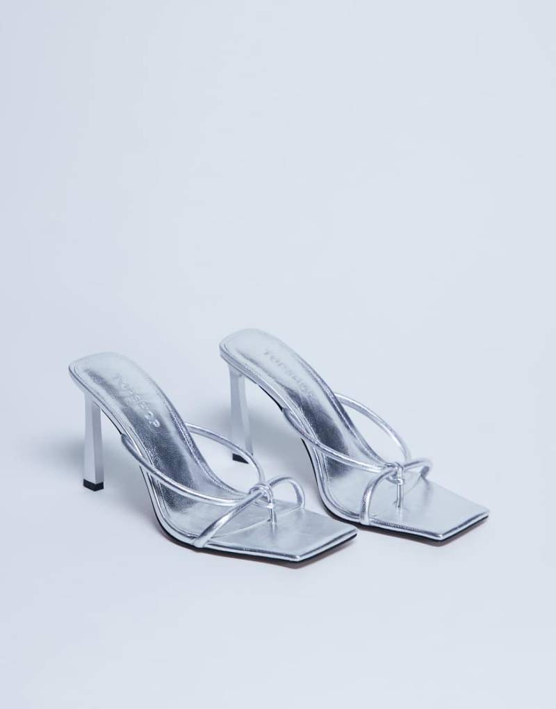 Topshop - Flora - High Heels in Silber mit Riemchen und Zehenschlaufe von Topshop