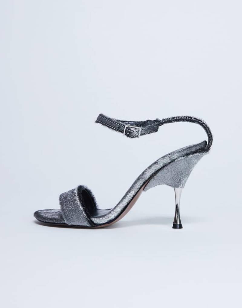 Topshop - Fran - High Heels aus silberfarbenem Echtleder mit Ponyfelldesign mit Absatz aus Metall von Topshop
