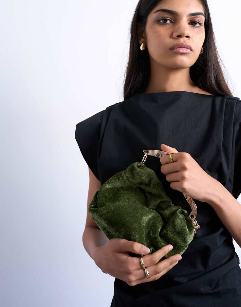 Topshop - Gabriette - Beuteltasche aus Samt in Khaki mit Metallbesatz und -griff-Grün von Topshop