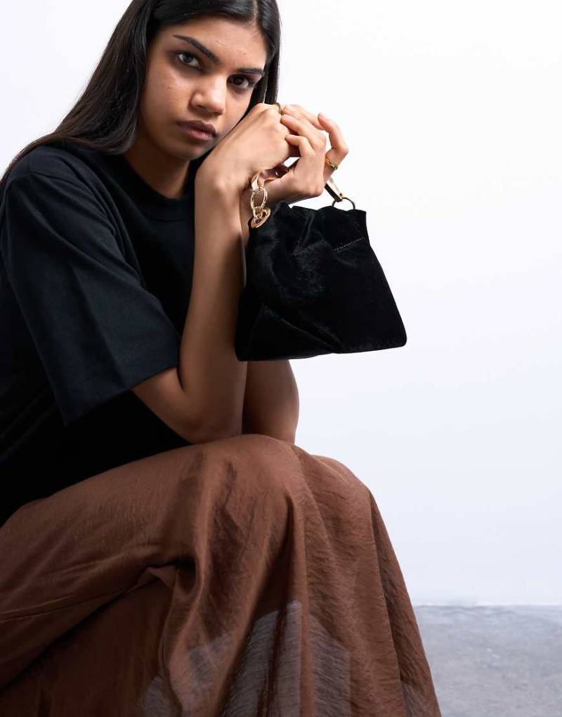 Topshop - Gabriette - Beuteltasche aus Samt in Schwarz mit Metallbesatz und -griff von Topshop