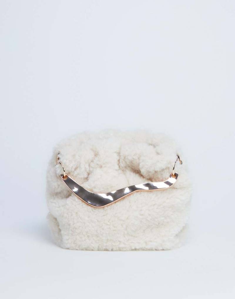 Topshop - Gabriette - Teddyfell-Handtasche in Creme mit Metalldetails-Weiß von Topshop