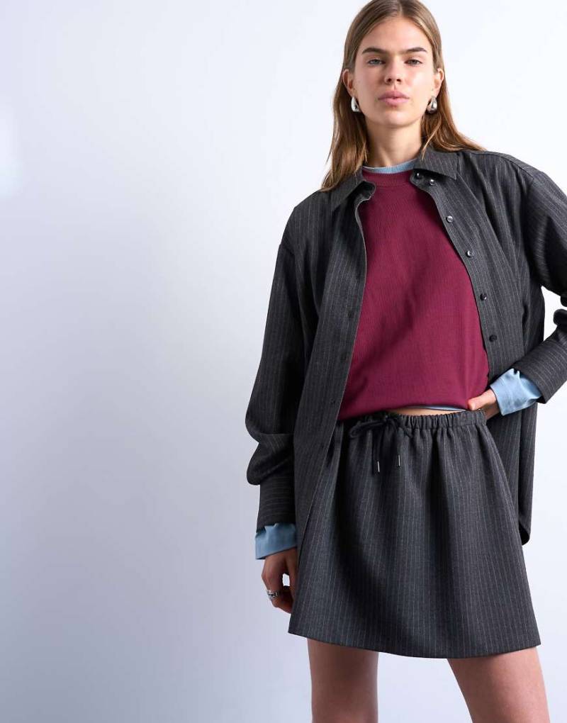 Topshop - Gebürsteter, schwingender Micro-Minirock in Anthrazit mit Nadelstreifen und niedrigem Bund-Grau von Topshop